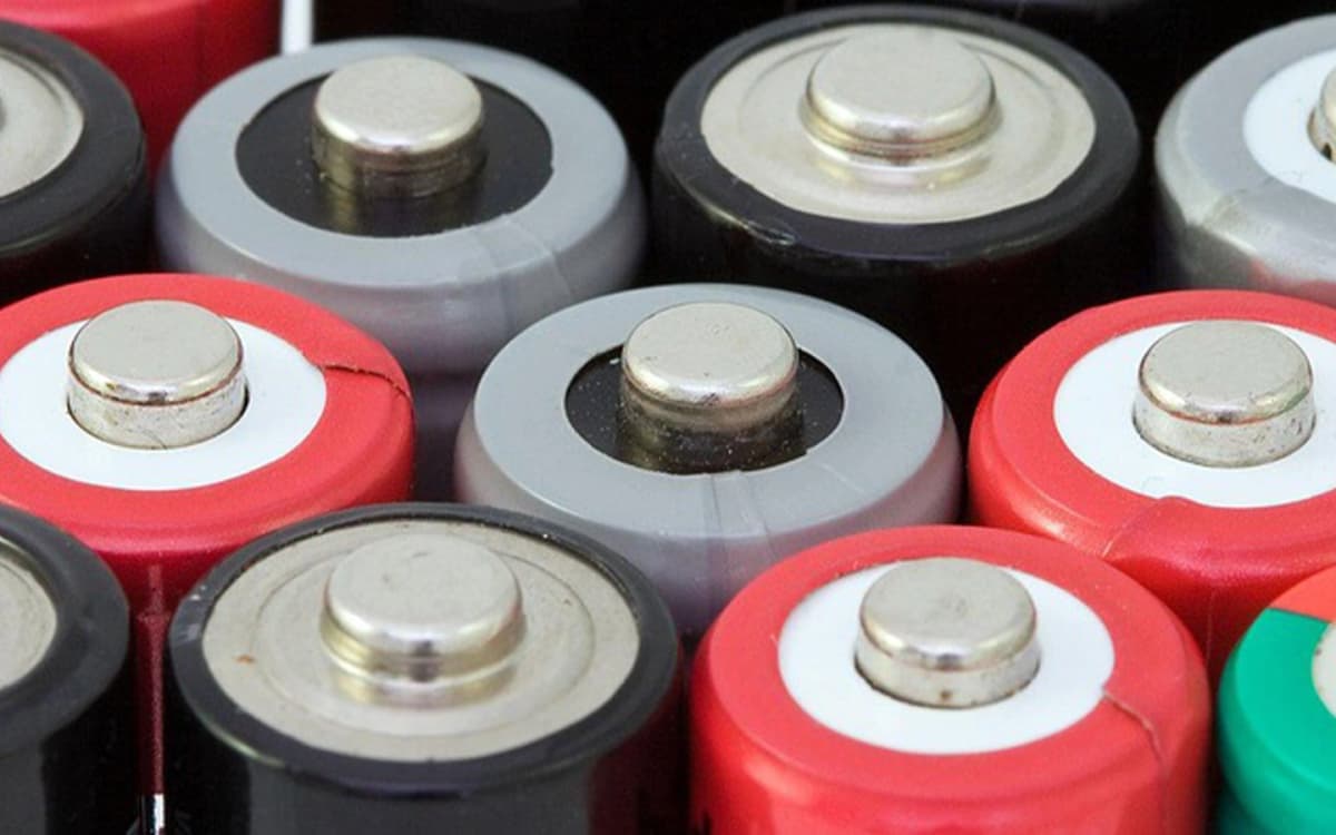 Toppen av små batterier. Foto.