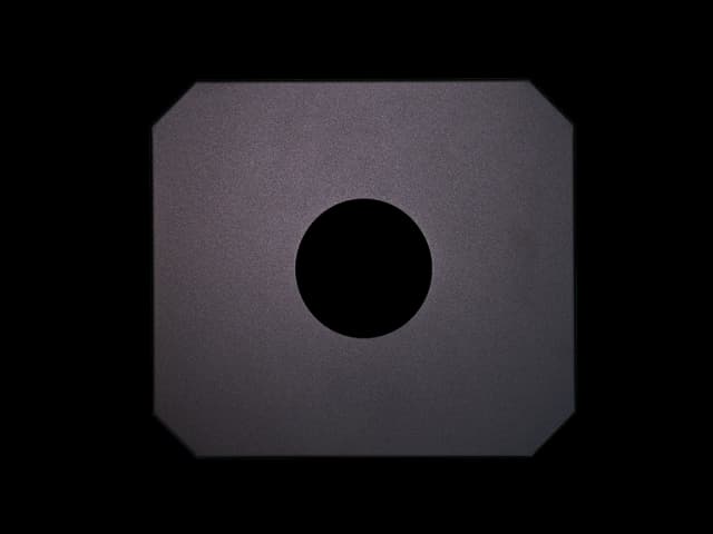 Sort lokk for flaskeinnkast til Kompakt 60 liters avfallsbeholder. Foto.