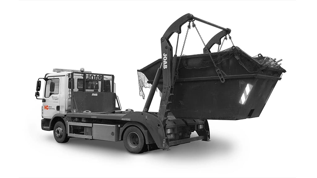 Container som blir løftet opp på liftbil. Foto.