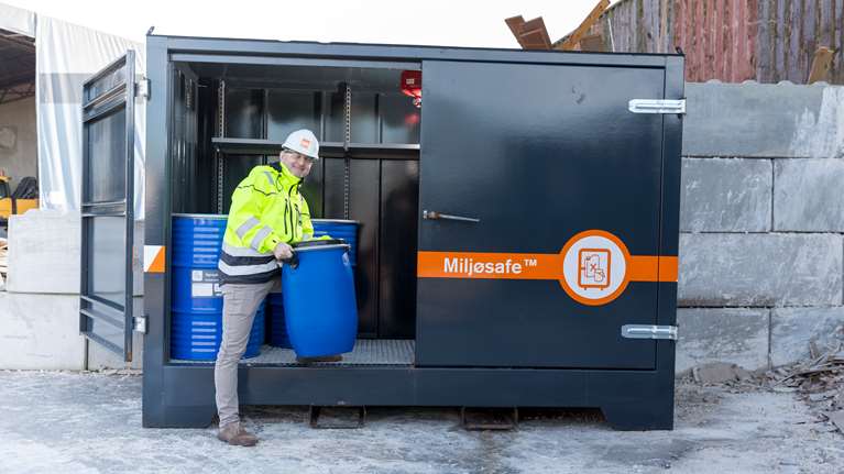 Foto: Medarbeider i oppbevaringscontainer for farlig avfall -  Miljøsafe - Norsk Gjenvinning